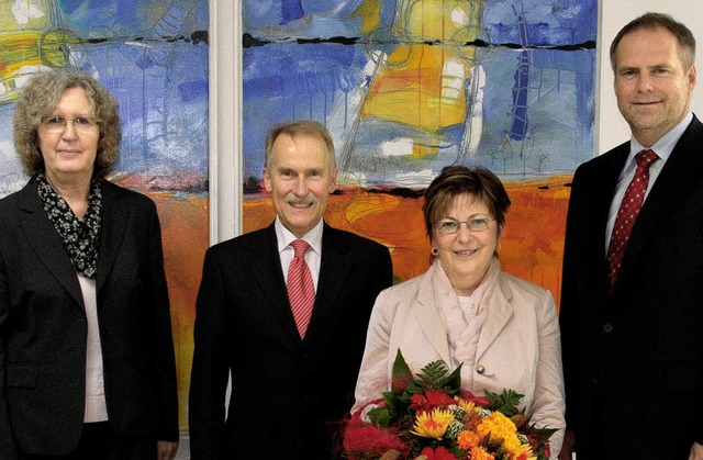 Anerkennung zum Abschied (von links): ...f   Krumm (ganz rechts) Karin Pftze.   | Foto: volksbank