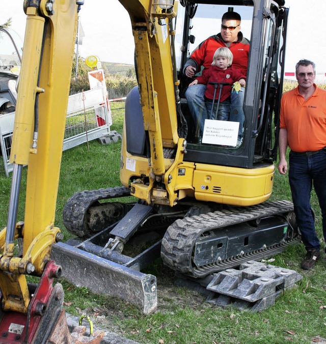 Die Groen hatten ihren Spa  beim Bedienen des Baggers.   | Foto: Saurer