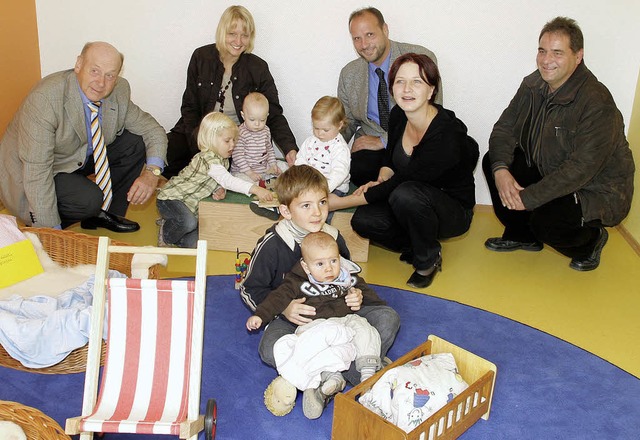 Nebenan befindet sich das Gemeindehaus...ner Michael Lutz und ein paar Kinder.   | Foto: Heidi Fssel