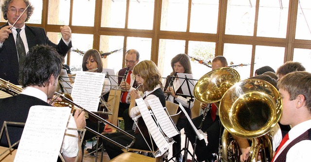 Der Musikverein Oberweier spielt auf, dirigiert von Adam Kalbfu.  | Foto: Heidi Fssel