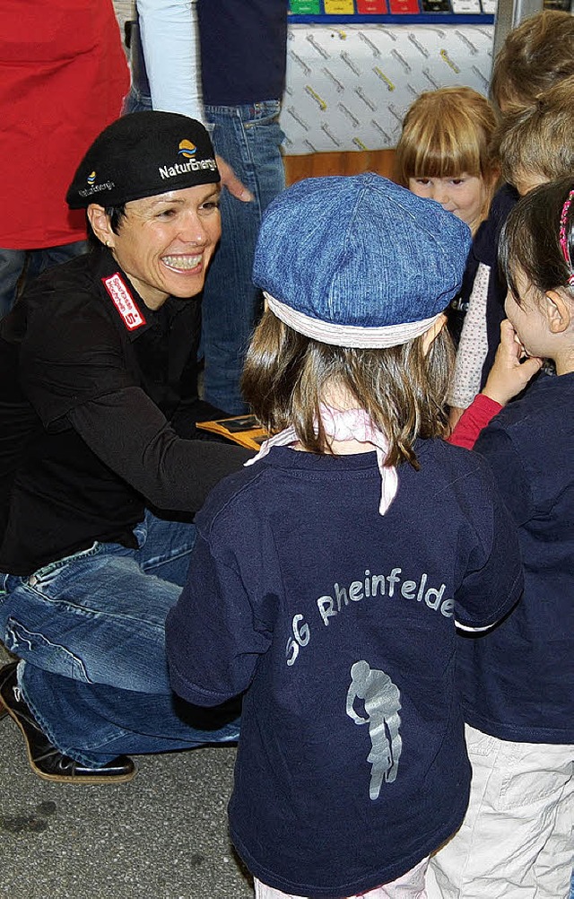 Sabine Spitz mit kleinen Fans bei der Metzgete der Stadtmusik Rheinfelden   | Foto: Valentlin Ade