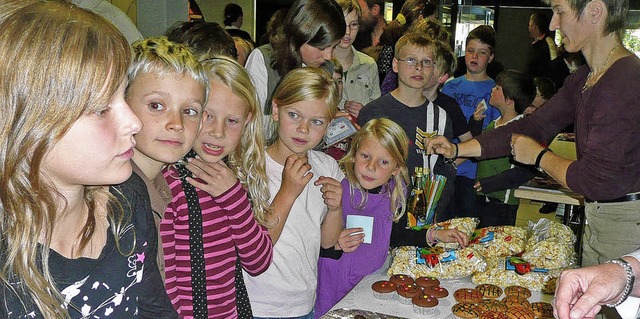 Viel los  im und vor dem Brgersaal &#... Popcorn  und Kuchen versorgt wurden.   | Foto: Danielle Hirschberger