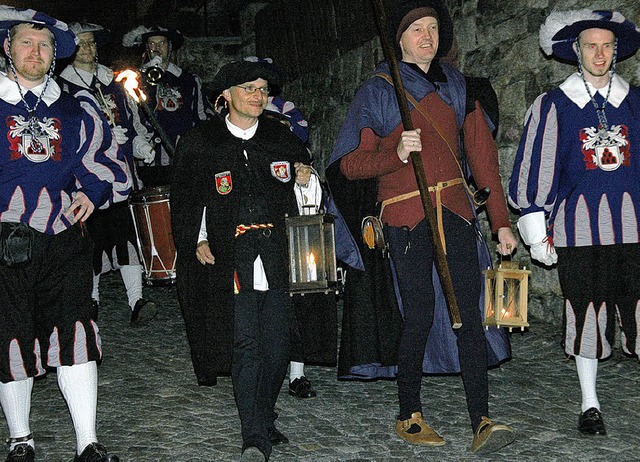 Der Waldkircher Fanfarenzug begleitete...as Schmieder,  die Nachtruhe ausrief.   | Foto: Hubert Bleyer