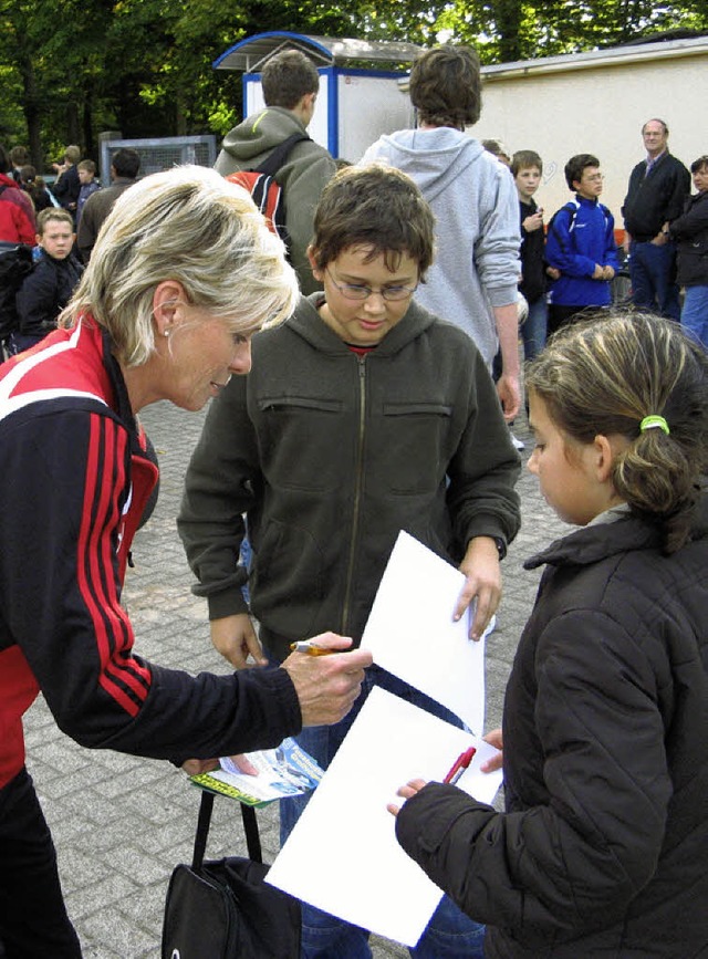 <Bildtext>Bundestrainerin Silvia Neid gab Autogramme</Bildtext>   | Foto: SEDLAK