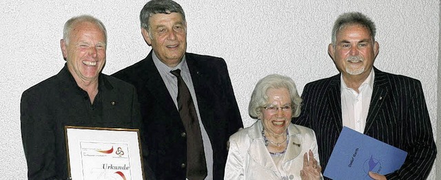 Elo Umlauf (kommissarischer erster Vor...d) mit ihren Urkunden und Ehrennadeln   | Foto: Bleckmann
