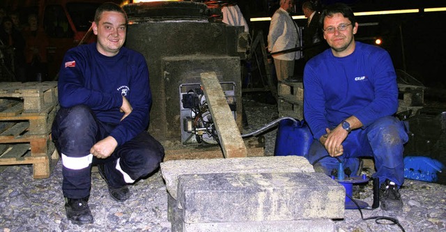 <Bildtext>Retteten  den Glockenguss: M...r beim Graben  gefragt (rechtes Bild).  | Foto: Michael Raab (1)/privat (4)