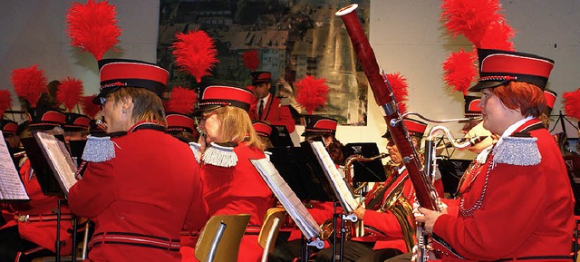 Die Farbe Rot dominiert die neue Uniform der Musiker.   | Foto: WERNER PROBST