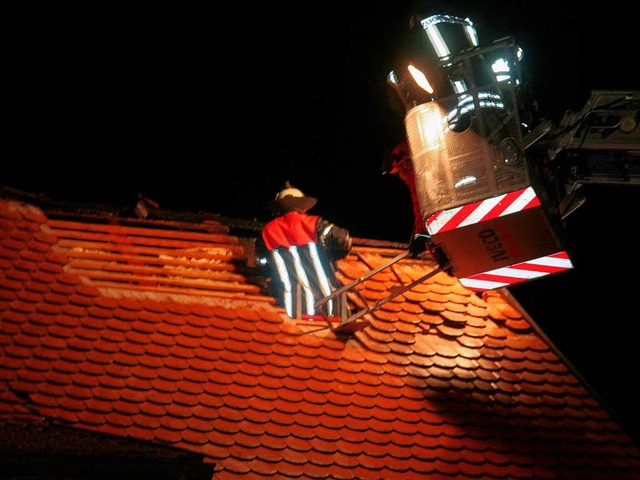 Hoch hinauf aufs Dach musste die Freiw... um einen  Dachstuhlbrand  zu lschen.  | Foto: Marlies Jung-Knoblich