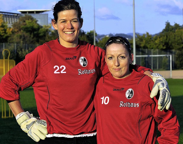 Sie kicken morgen in Basel mit der Sch...rtina Moser (rechts) vom SC Freiburg    | Foto: seeger