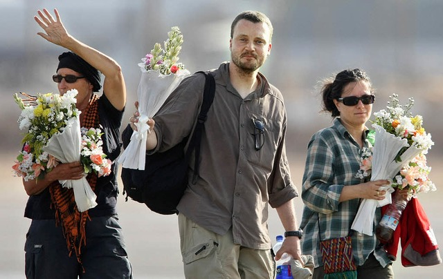 Mit Blumen werden die Touristen auf ei...tzpunkt stlich von Kairo empfangen.   | Foto: AFP