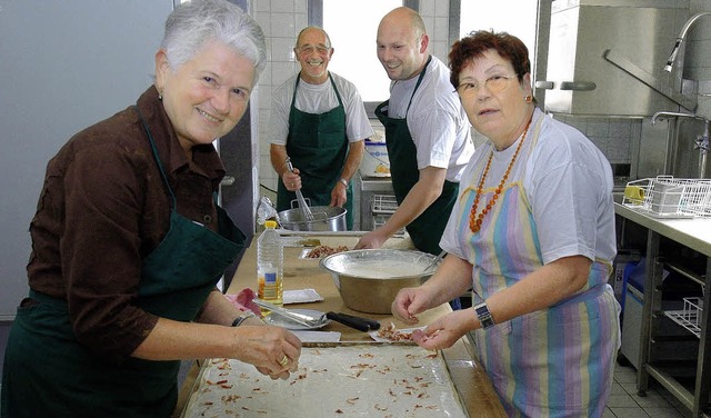 <Bildtext>Alle Hnde voll zu tun hatte...richten des Zwiebelkuchens</Bildtext>.  | Foto: Jrgen Schweizer