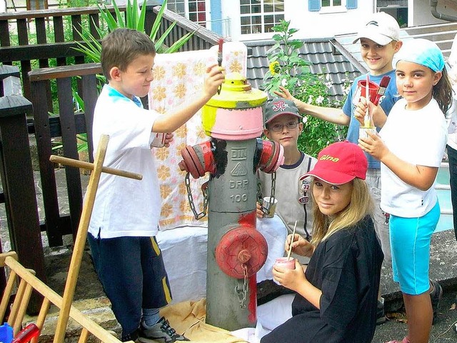 Mit wenig Aufwand  Nettes geschaffen: ...s Holzener Kinder Hydranten bemalten.   | Foto: privat