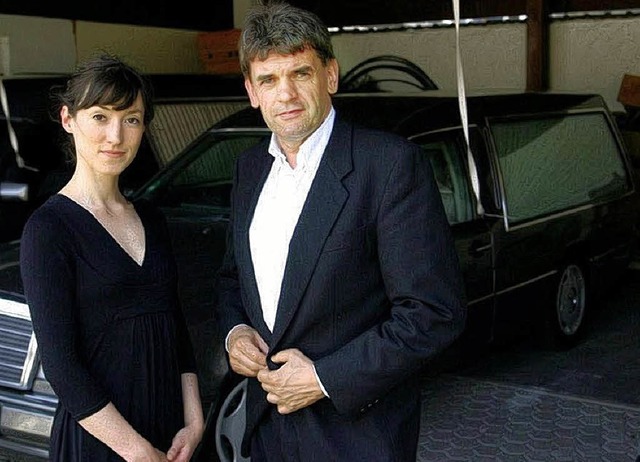 Praktikantin Charlotte Roche und  Bestatter Ferdinand Pfahl   | Foto: ZDF