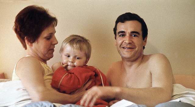 Wo sonst? Oswalt Kolle im Bett mit Ehefrau Marlies und Sohn Stefan   | Foto: sven simon