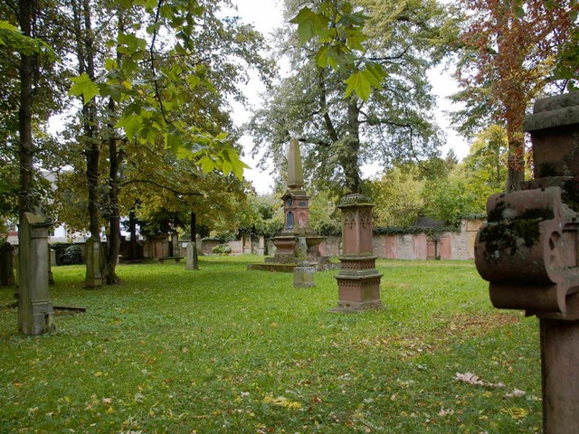 Die knftige Bebauung wird bis hart an...Friedhofs (hinten Mitte) heranreichen.  | Foto: Marius Alexander