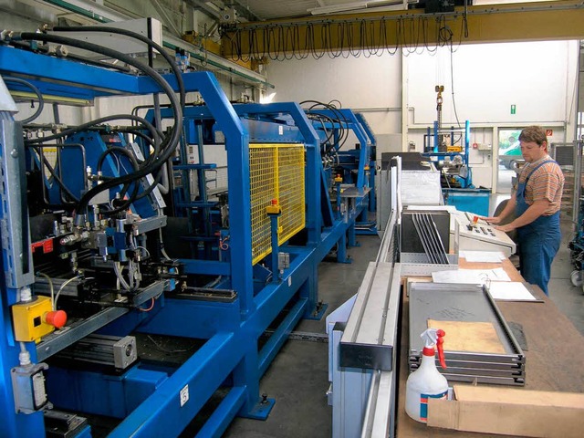 Eine hoch automatisierte Fertigungsstr...Werk der Firma Schneider in Kenzingen.  | Foto: Michael haberer
