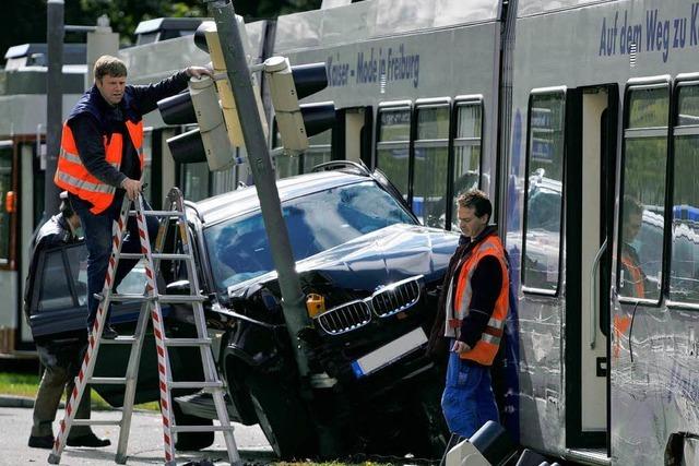 Gelndewagen prallt gegen Straenbahn