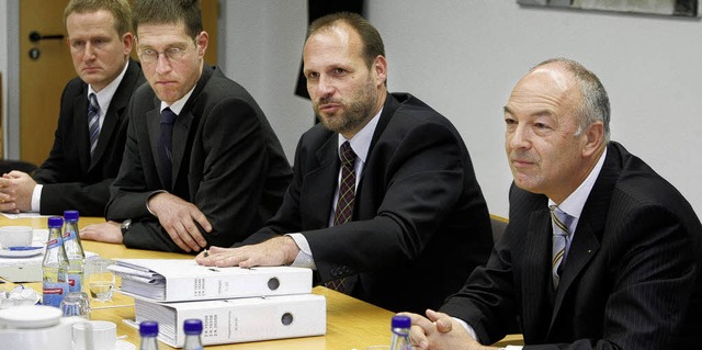 Reinhard Sparwasser (von rechts) mit d...rstellung der Klage gegen den Polder.   | Foto: Ch. Breithaupt