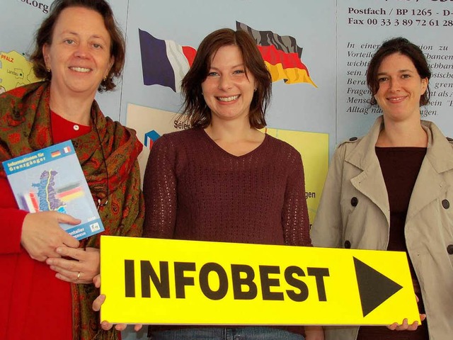 Anette Fuhr, Corinna Feigenbutz und Ca...ch ber das neue Domizil von Infobest.  | Foto: Christine Aniol