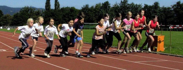 Start zum 800-Meter-Lauf, links auf dem Bild  Karen Wei     | Foto: Monika Rombach