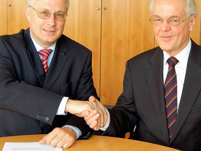 Sparkassendirektor Georg Belle (rechts...zu ihm   OB Wolfgang Dietz gratuliert.  | Foto: senf