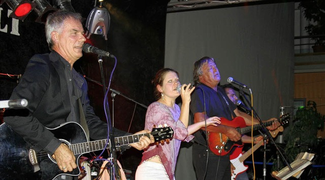 Rainer Mosbach (mit Gitarre links) und...lassikern von Clapton bis Dylan alles.  | Foto: michael Saurer