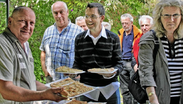 Sehr gefragt war der Zwiebelkuchen in  Schelingen.  | Foto: herbert trogus