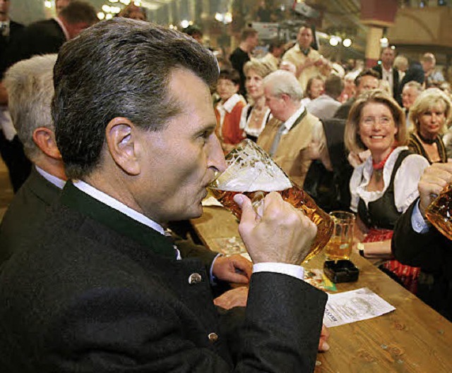 Ministerprsident Oettinger wird am So...nstatter Wasen hat er schon vorgelegt.  | Foto: DPA