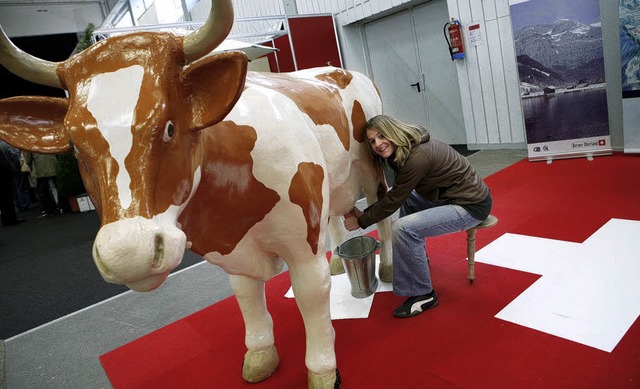Oazapft is: An dieser Kunstkuh kann je... jedefrau die Almtauglichkeit testen. | Foto: Ch. Breithaupt Oazapft is: An dieser Kunstkuh kann je... jedefrau die Almtauglichkeit testen. | Foto: Ch. Breithaupt