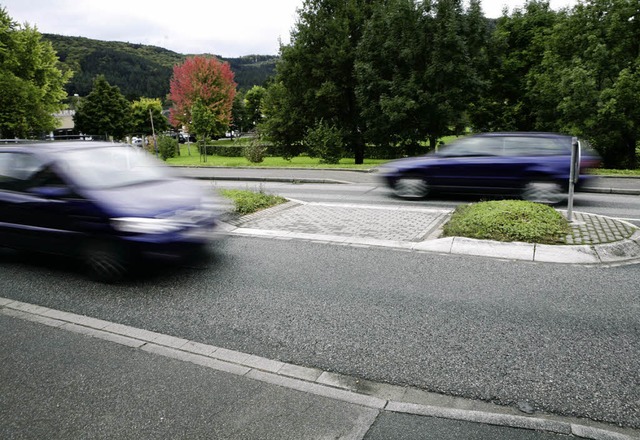 Gefhrliche berquerung: Westlich von ...nbach fhrt der Weg ins Sportgelnde.   | Foto: christoph breithaupt