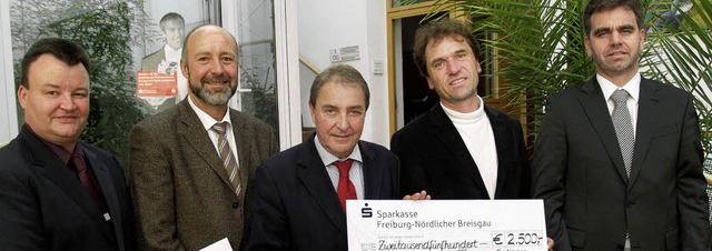 Brgermeister  Schwarz (Zweiter von li...eiter von rechts) und Gerhard Brklin.  | Foto: Sparkasse