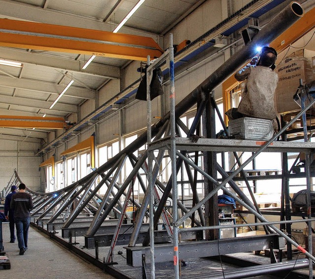 43 Meter ist  die   Stahlkonstruktion ...rzeit   in Zienken   montiert  wird.    | Foto: Denise Beil
