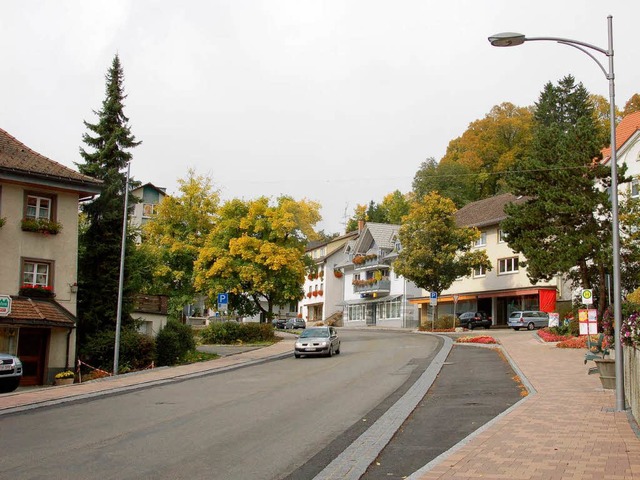 Gehwege, Parkbuchten und Randstreifen ... auch bereits die neuen Straenlampen.  | Foto: Juliane khnemund