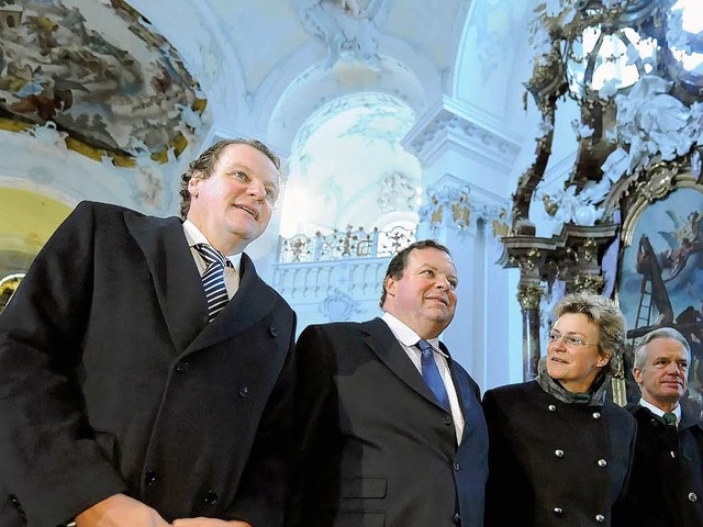 Die Strau-Kinder Franz Georg, Max und...dienst fr ihren Vater in Rott am Inn.  | Foto: dpa