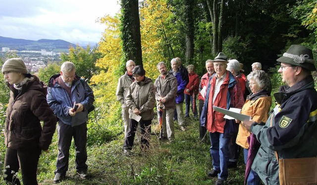 Revierfrster Gerd Fricker (rechts) f...ldes am Freitag ber Stock und Stein.   | Foto: Christoph Spangenberg