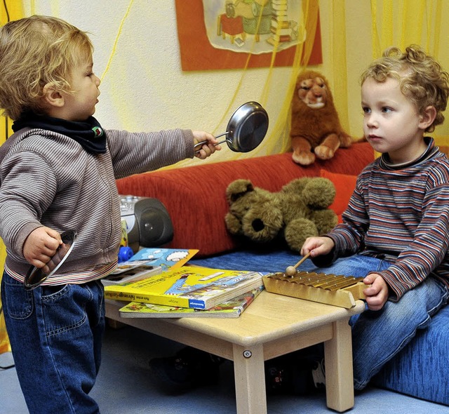 Da ist Besuch da: Finn (4) aus der Kin... bietet ihm zum Tausch eine Pfanne an.  | Foto: Ingo Schneider