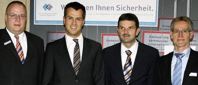 Jrgen Lindenthal (Sparkasse), Anwalt ...Wetzel (von links) informierten.        | Foto: Privat