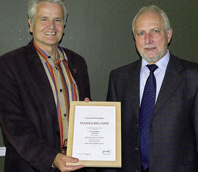 Franz Paul (rechts), Leiter der  Waldt...r Alfred Scheuble  die Dankesurkunde.   | Foto: Herbst