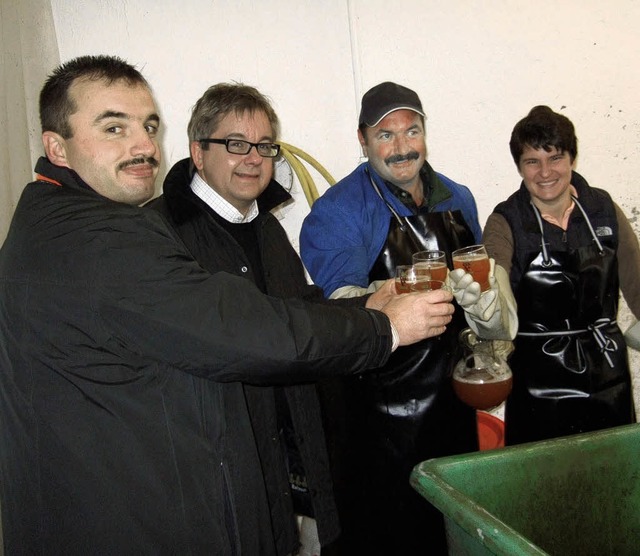 Mit einem  Glas frisch gepresstem Sm..., Hansjrg Bader und Tanja Gnner an.   | Foto: Minzer