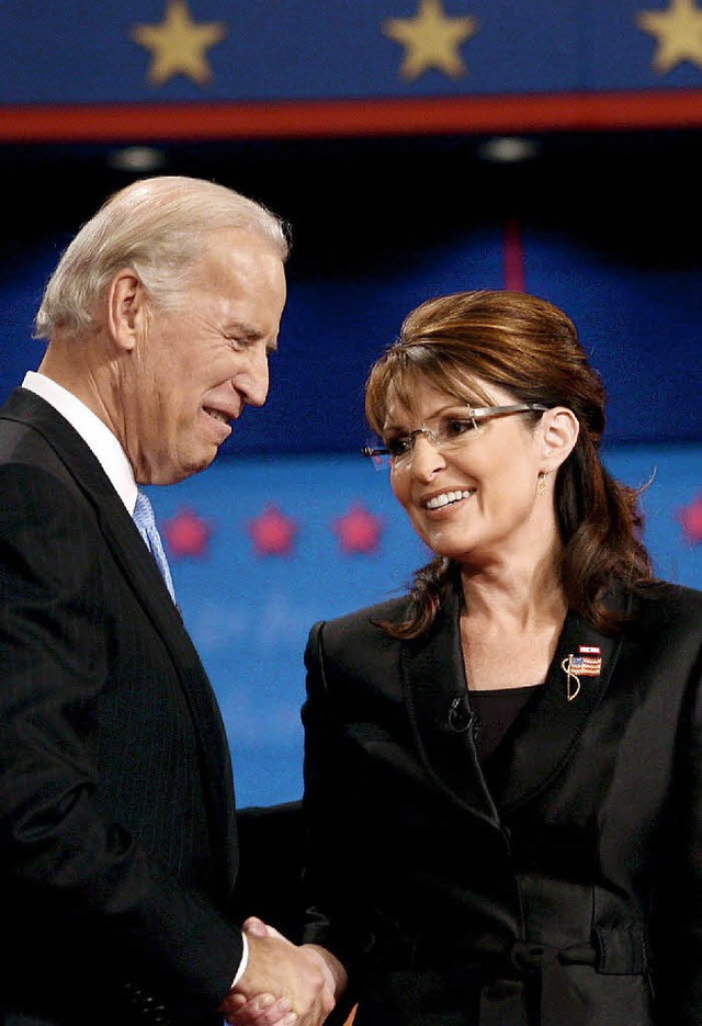 Auftritt geschafft: Nach der Debatte g... und der Demokrat Joe Biden die Hand.   | Foto: dpa