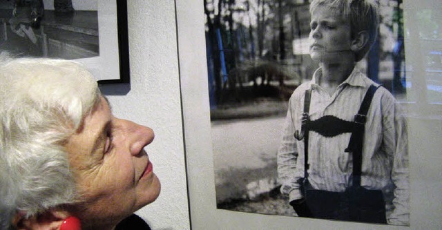 Irmtraud Schlabach vor einem ihrer Bilder.   | Foto: Anne Freyer