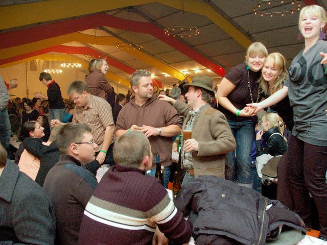 Ausgelassene Stimmung im Festzelt  | Foto: langelott