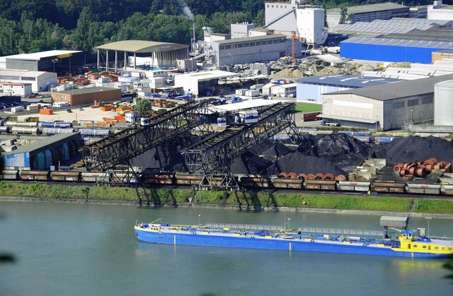 Der vom Birsfelder Hafen ausgehende L...e   die zunehme Belastung durch Lkw.    | Foto: Ralf Staub