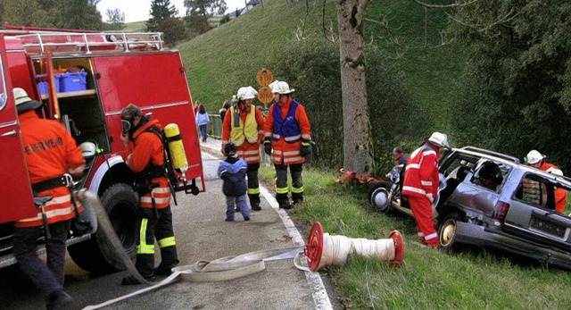 Ein spektakulrer Verkehrsunfall wurde...sche Hilfeleistung bestens gemeistert.  | Foto: Ulrike Spiegelhalter