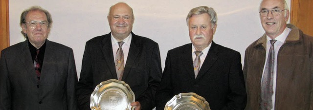 Helmut Schwitalla (links) und  Hansjr...mann (2. von links) und  Rolf Haigis.   | Foto: Sedlak