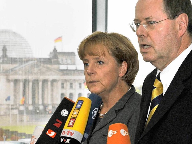 Merkel und Steinbrck bei einer Erklrung am Sonntag  | Foto: ddp