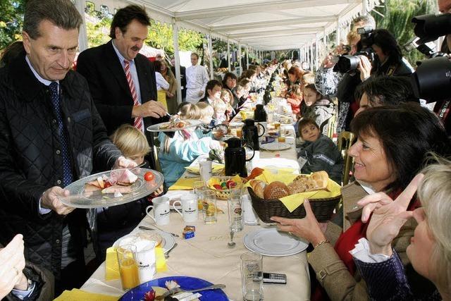 Beim Frhstck bt sich Oettinger im Dankesagen