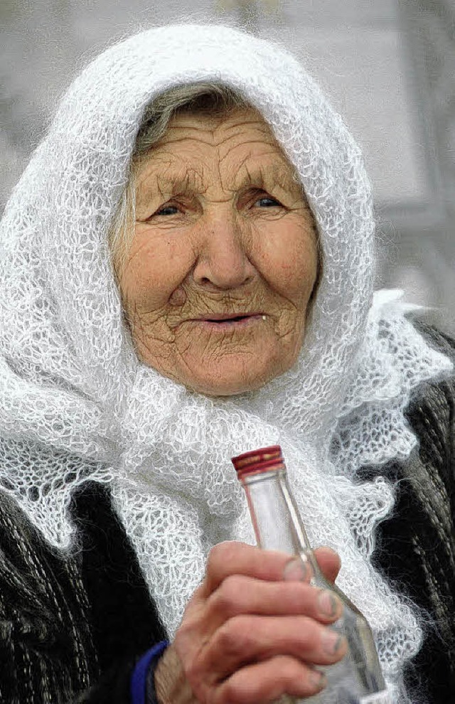 Bessert  ihre Rente durch den Verkauf ...rau auf einer Dnepr-Insel bei Chersson  | Foto: Jrgen Memer