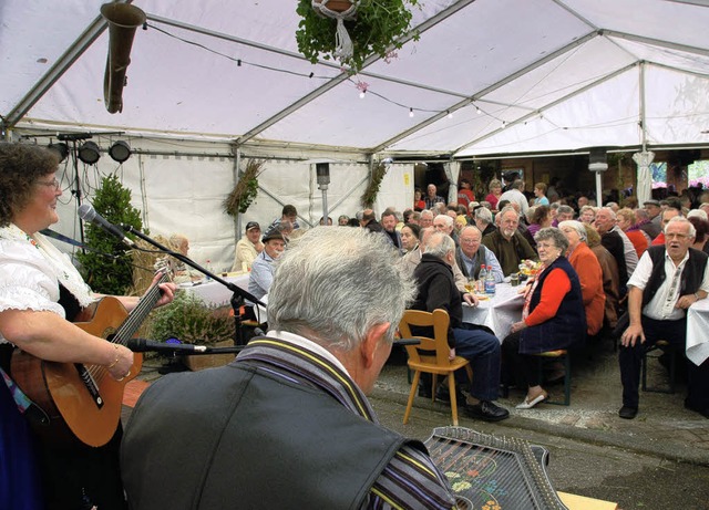 Rosi Haas und Gerhard Strub begeisterten die Gste im Festzelt.   | Foto: Pia Grttinger