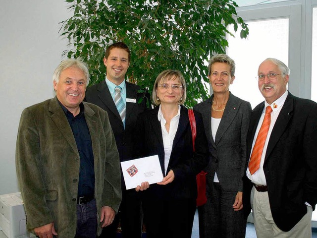 Spendenbergabe: (von links)  Hans Lg...p, Brigitte Kopf-Priebe, Gnter Behre.  | Foto: Privat